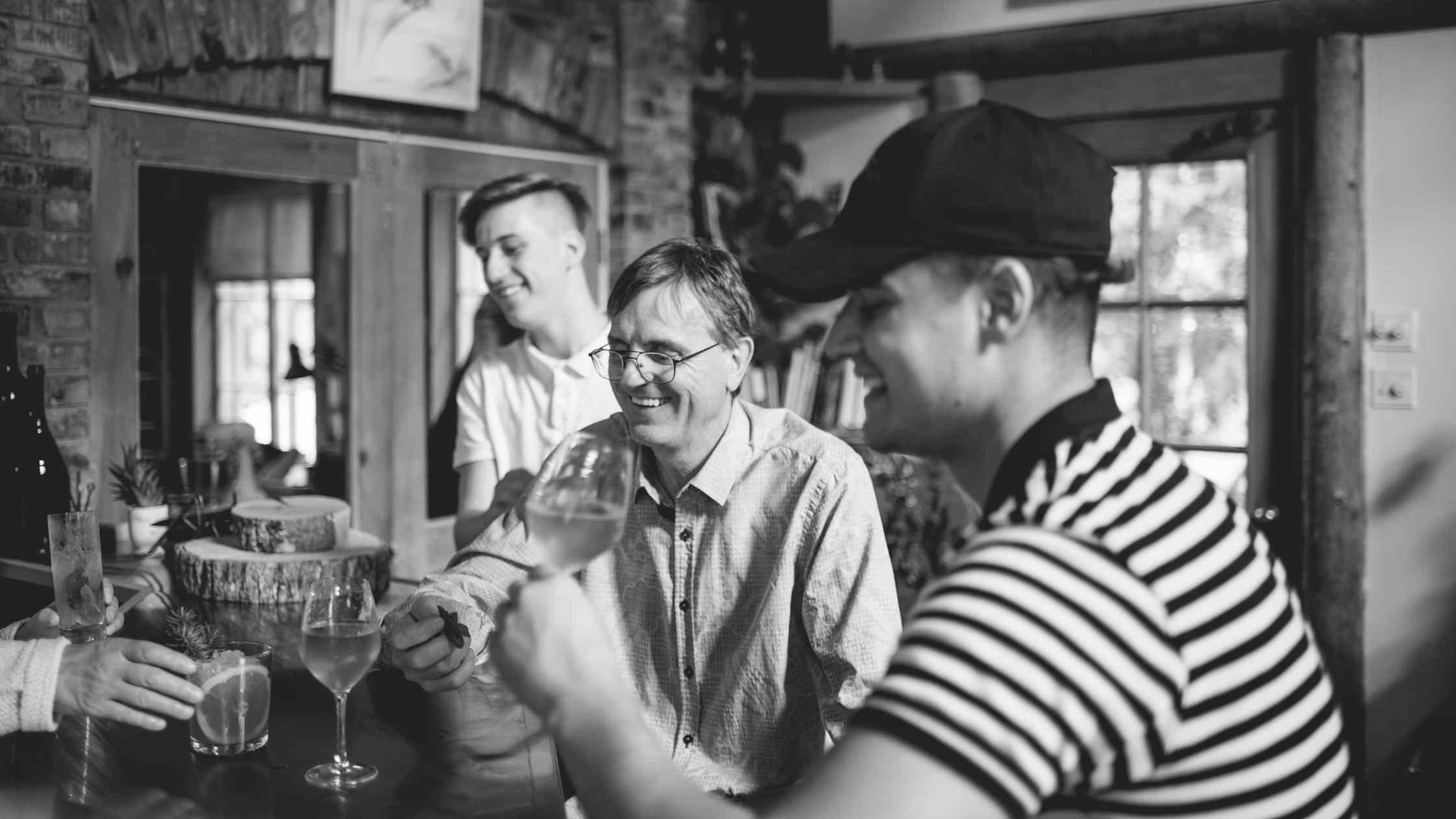 Vallier magnifie le moment avec sa famille en dégustant un verre de Charles-Aimé Robert, un vin doux de sève d'érable, au Témiscouata. | Domaine Acer